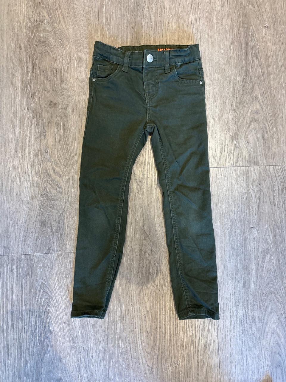 Groene broek maat 110.