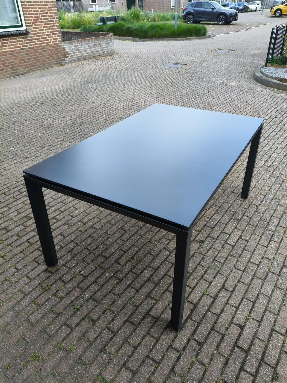 Prachtige tuintafel ZGAN