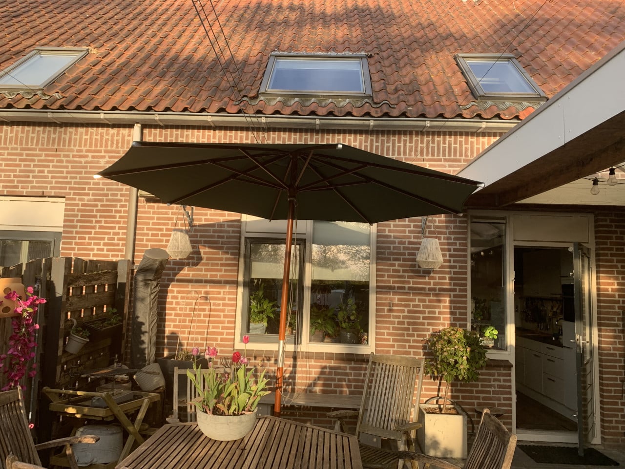 Nieuwe achthoekige stokparasol groene kleur. Met betonnen voet