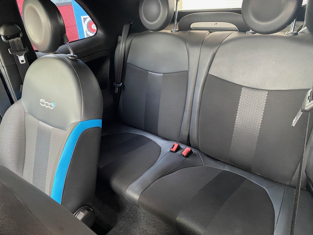 🌞 Ervaar de zon op je gezicht – stap in deze Fiat 500 Cabrio!