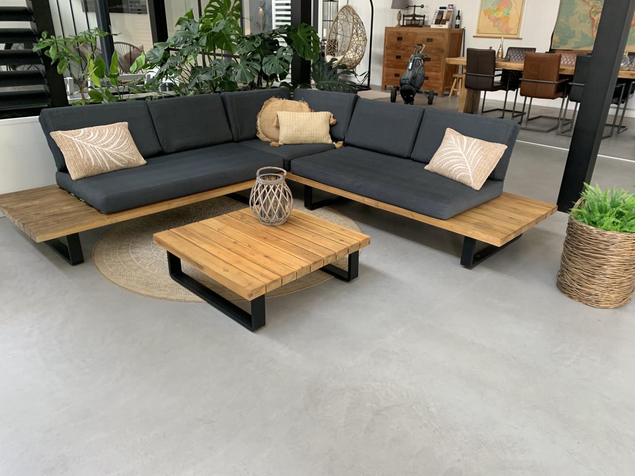 Zwart aluminium loungeset met houten elementen kussens en tafel.