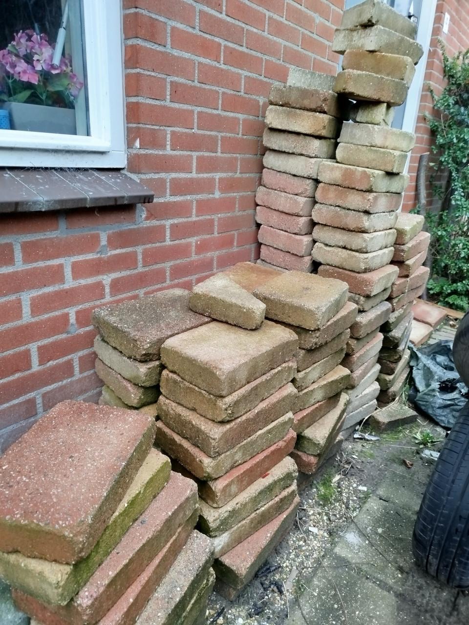 Stenen en gewassen grindtegels.