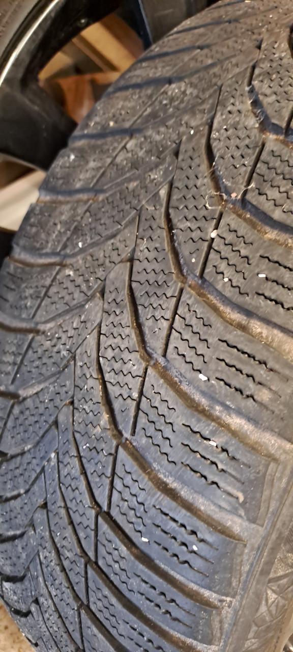 Winterbanden met zwarte velgen 17inch