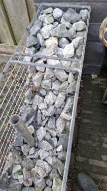 Stenen en korf