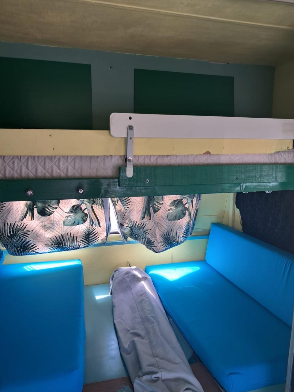 Unieke retro caravan, groen/geel, 4 slaapplaatsen.