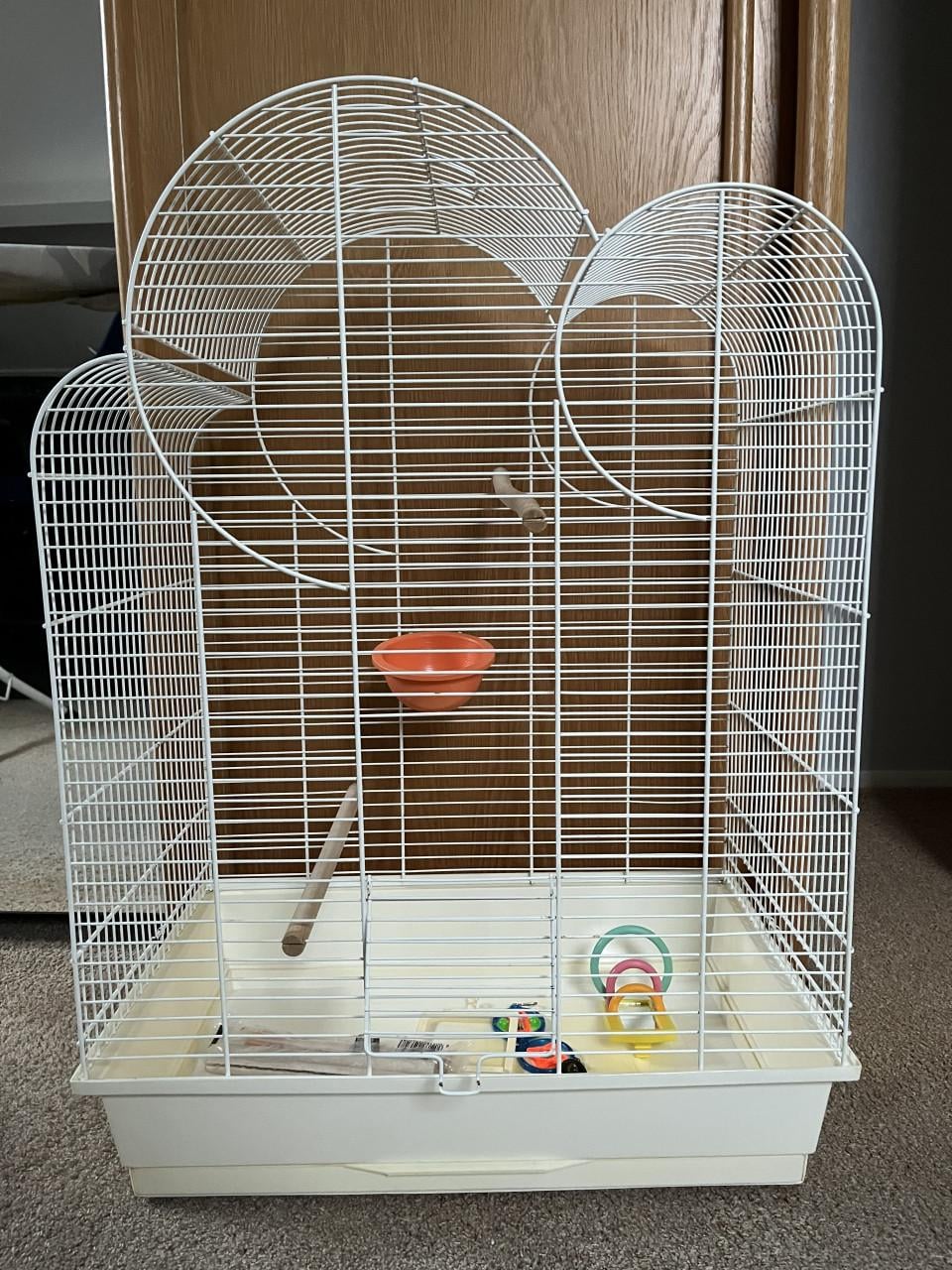 Een ruime witte vogelkooi