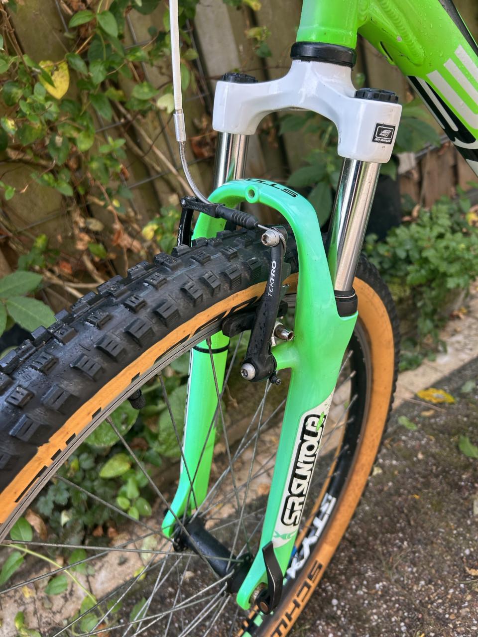 Mountainbike Bulss Pulsar 21 versnellingen, off Road banden, velgrem enz.