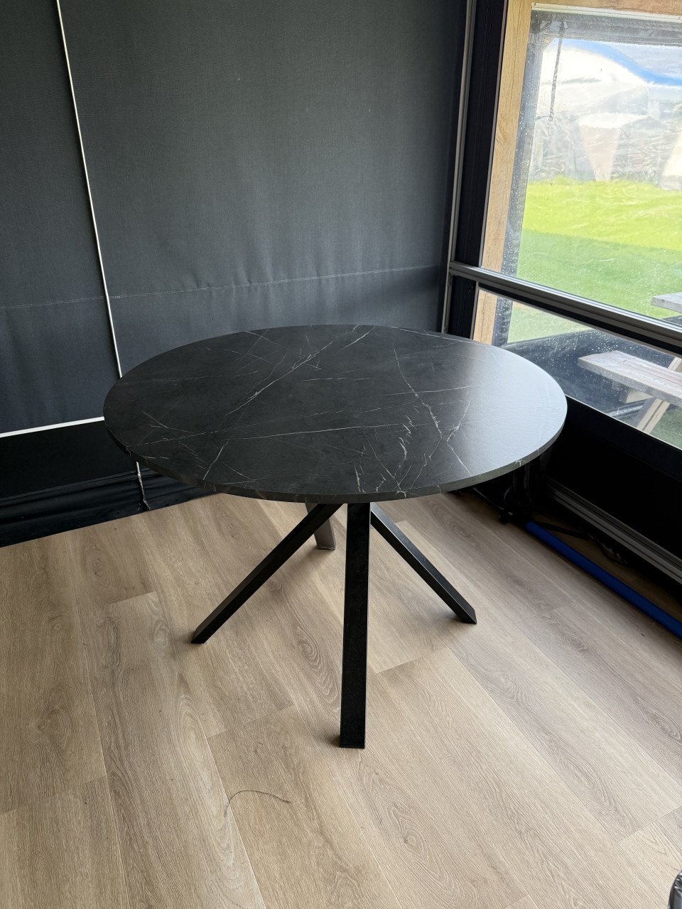 Bank tafel en stoelen