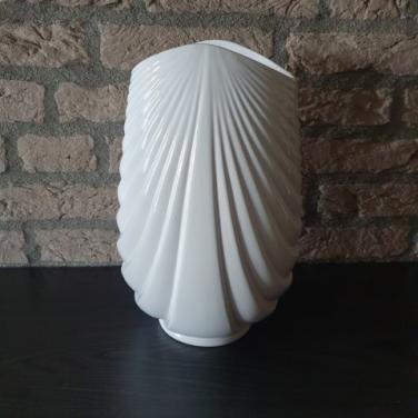 Vaas wit met waaiermotief