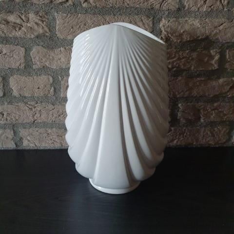 Vaas wit met waaiermotief