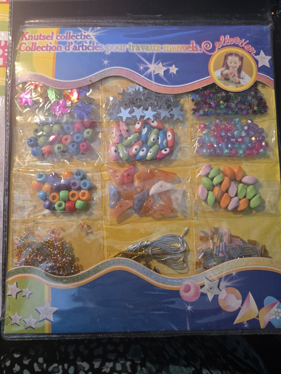Knutsel collectie" kralen en pailletten voor maken van sieraden. Nieuw .