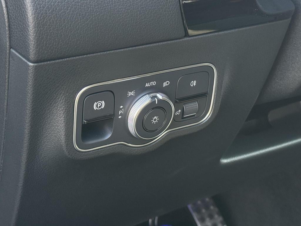 Mercedes-Benz Gla-klasse 180 amg line nl-auto, trekhaak afneembaar np. €60.