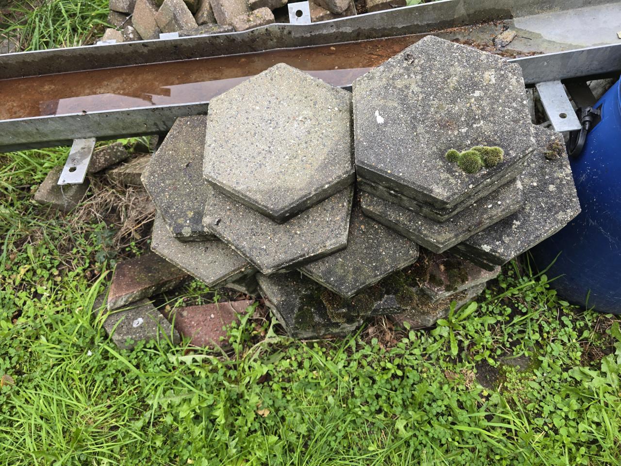 6 hoekige tegels . ongeveer 40 stuks