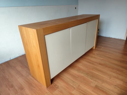 Dressoir kast. Houtlook met witte deuren.