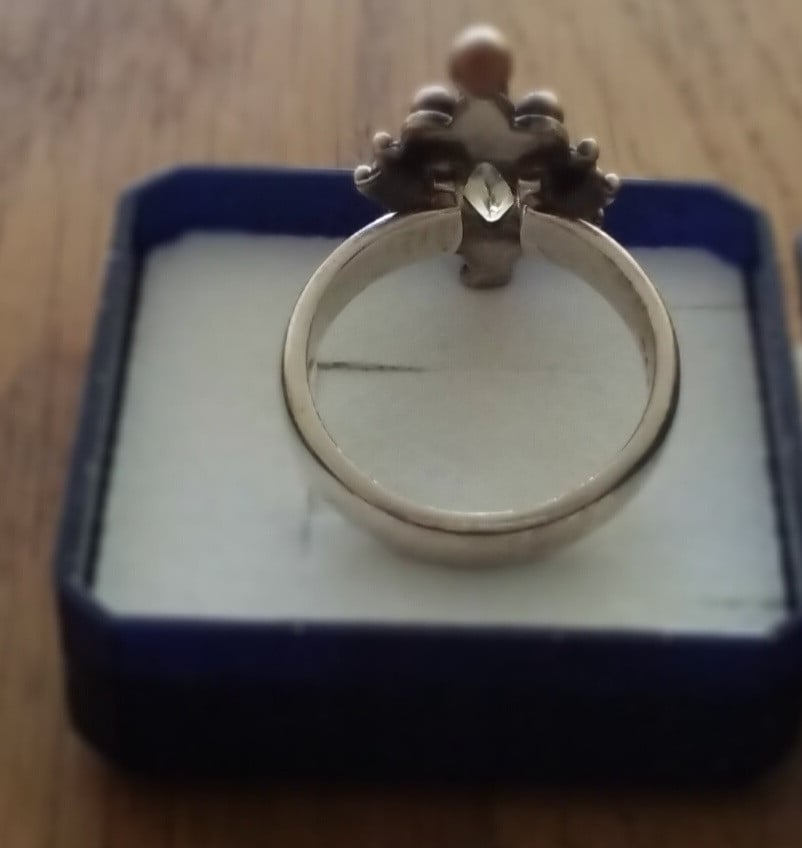 Aparte zilveren ring ⭕ met steen