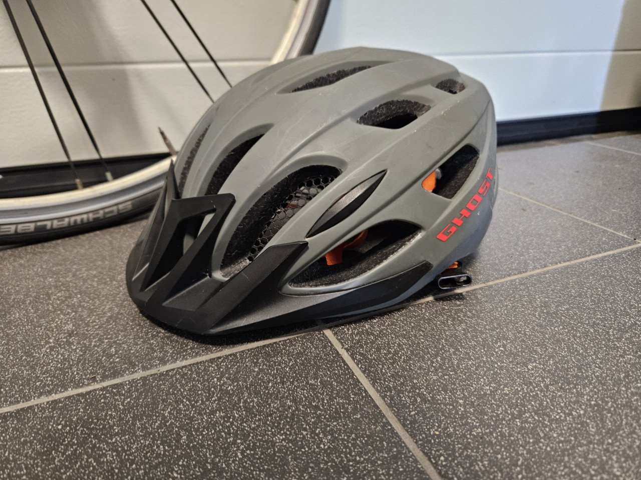 Koersfiets met benodigdheden