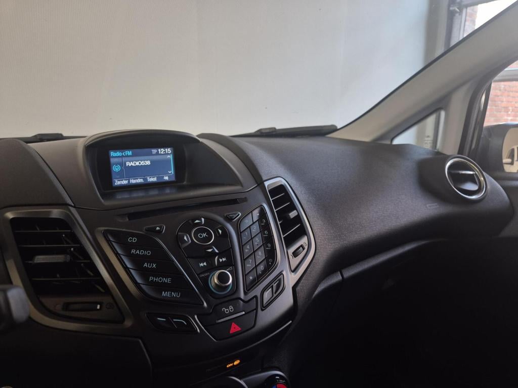 Ford Fiesta 1.25 / nieuwe db riem / parkeersensoren / stoelverwarming