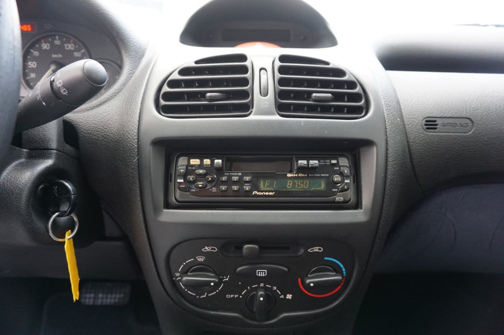 Peugeot 206 1.4 xt automaat - elektr. ramen / nieuwe apk!