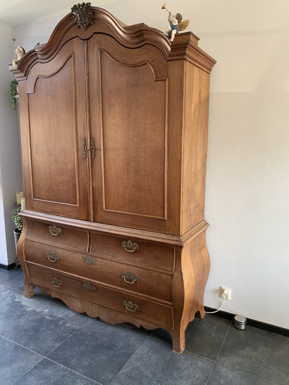 Eiken buikkabinet