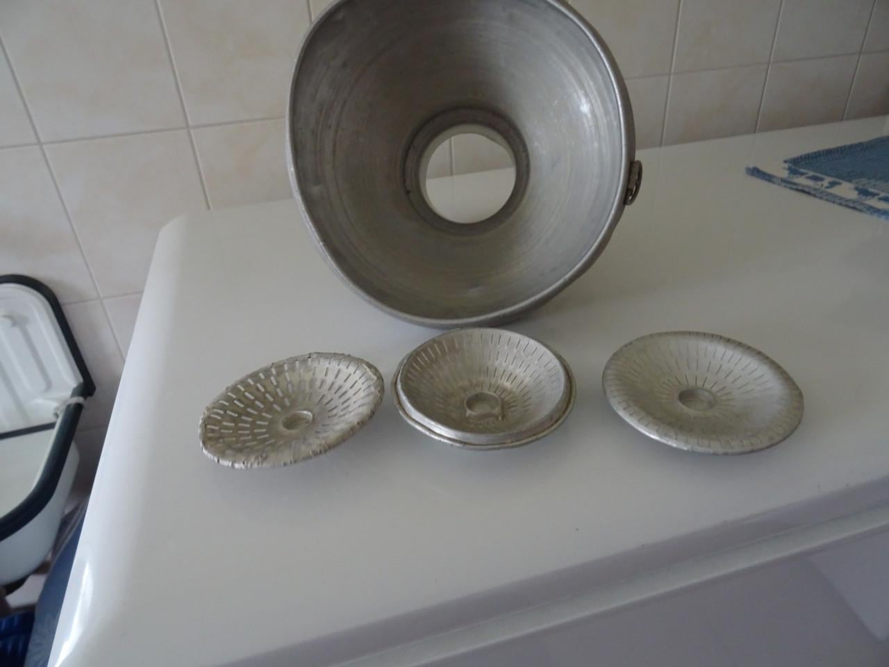 Nog te koop antieke boeren melkzeef past zoo op de melkbussen twee maten