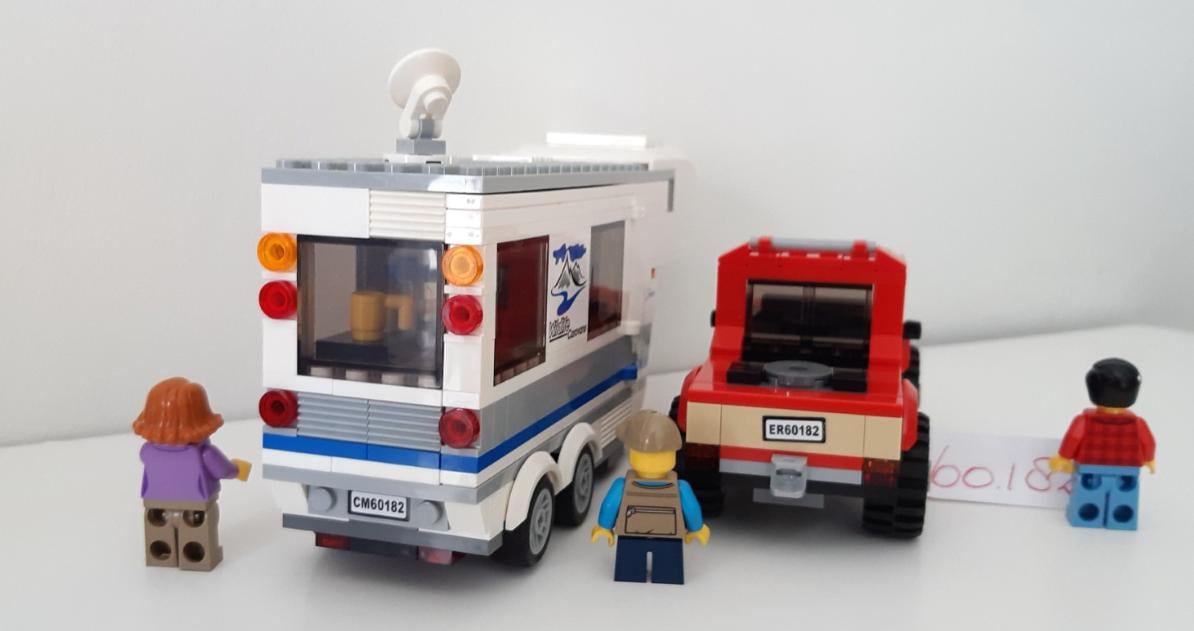 Lego 60182: Pick-uptruck en caravan met 3 figuren