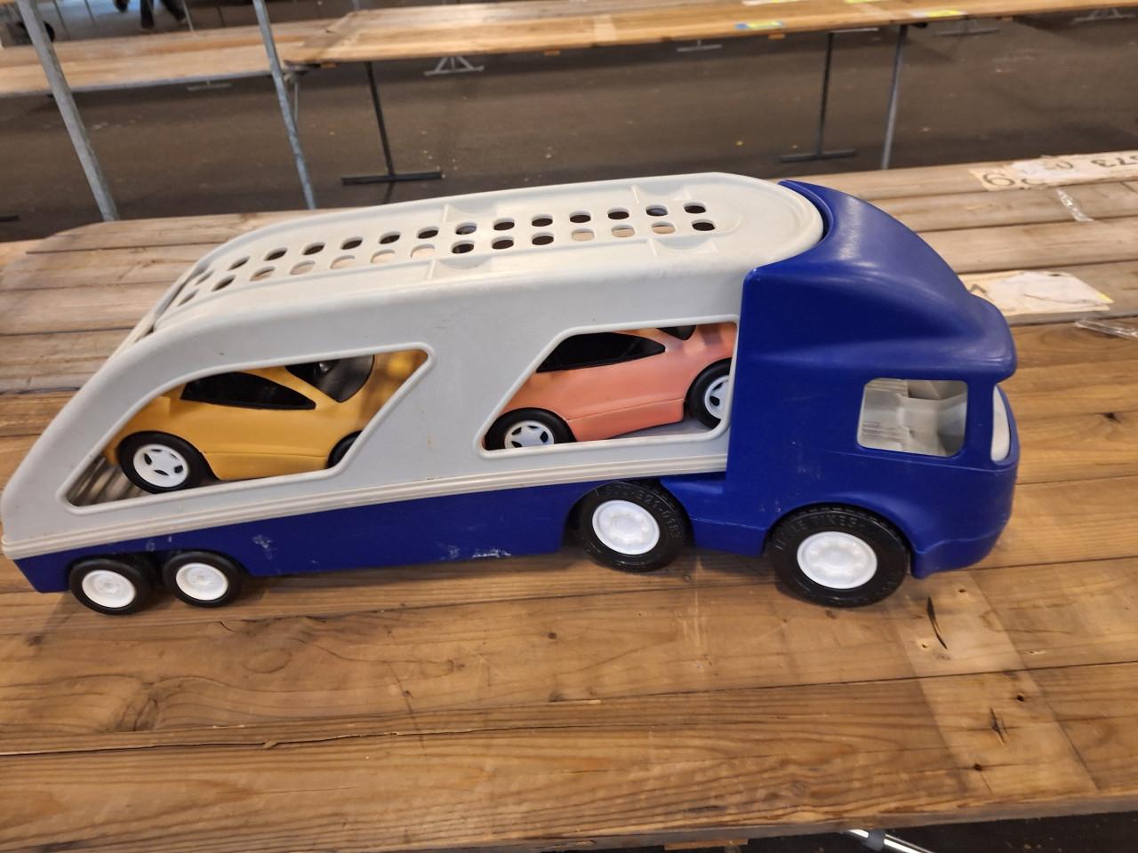 Vrachtwagen oplegger groot met 2 auto's