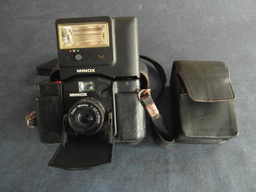 Minox 35 EL met flitser.  De camera heeft een defect.