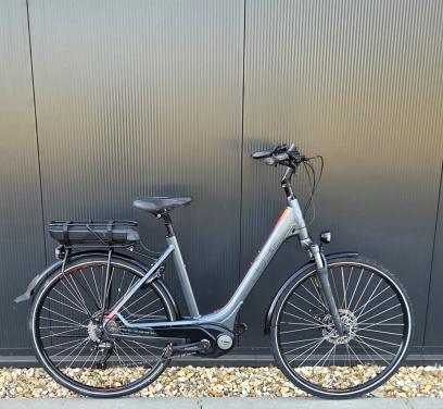 Mooie sportieve Cube Touring Bosch Active Line 500Wh framemaat 54 cm (L)