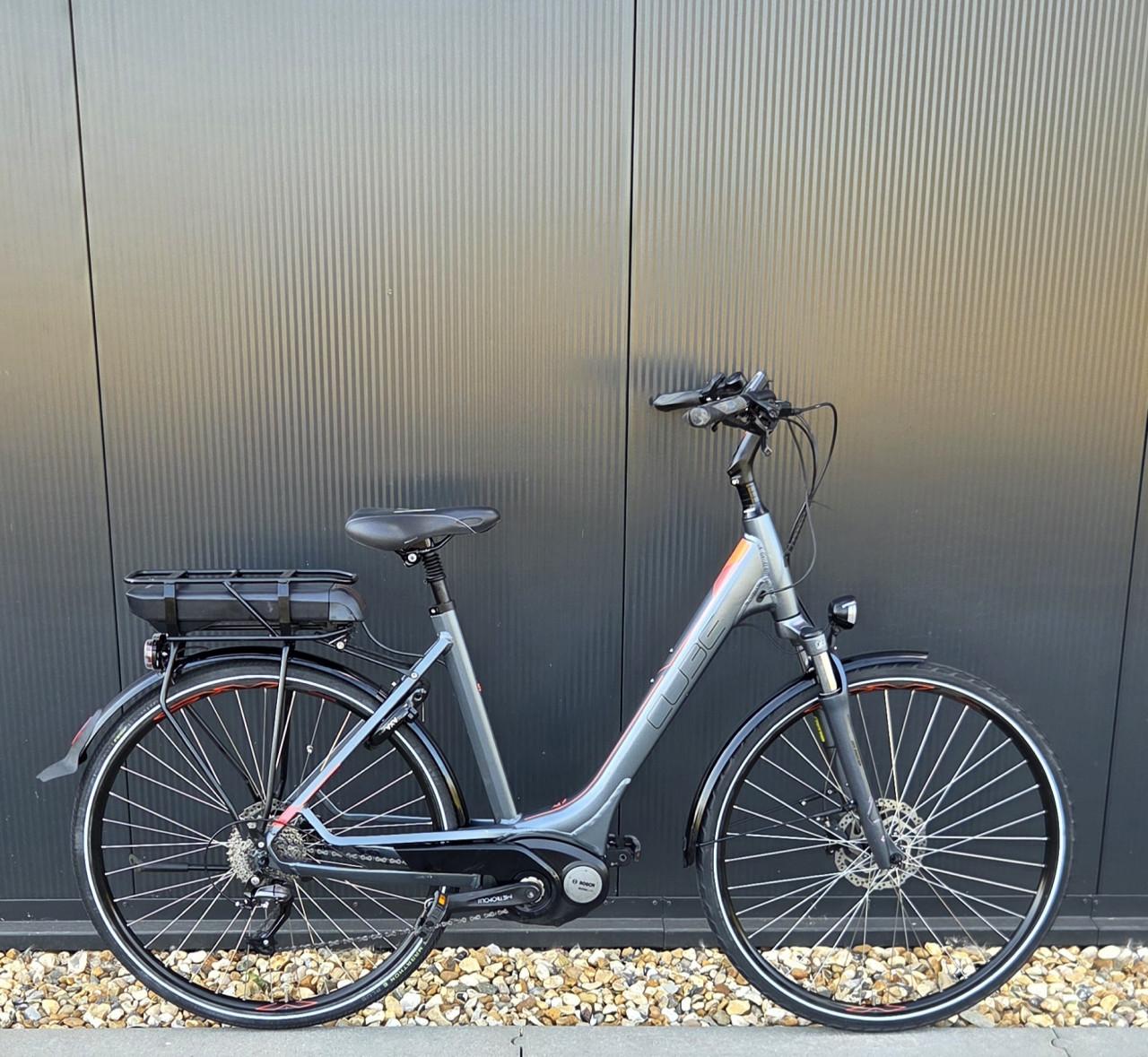 Mooie sportieve Cube Touring Bosch Active Line 500Wh framemaat 54 cm (L)