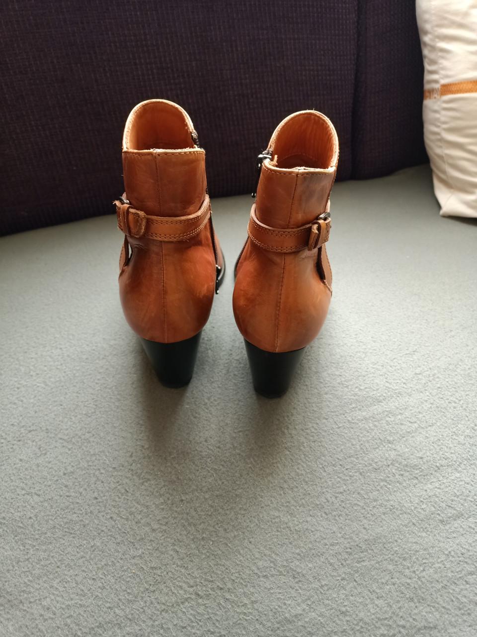 Korte bruine lederen laarsjes