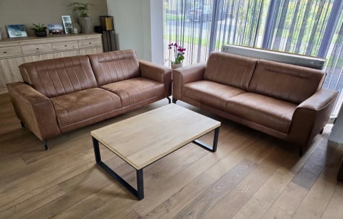 2 x bank Alivello 2,5 zits kleur cognac. Als nieuw nog geen jaar oud