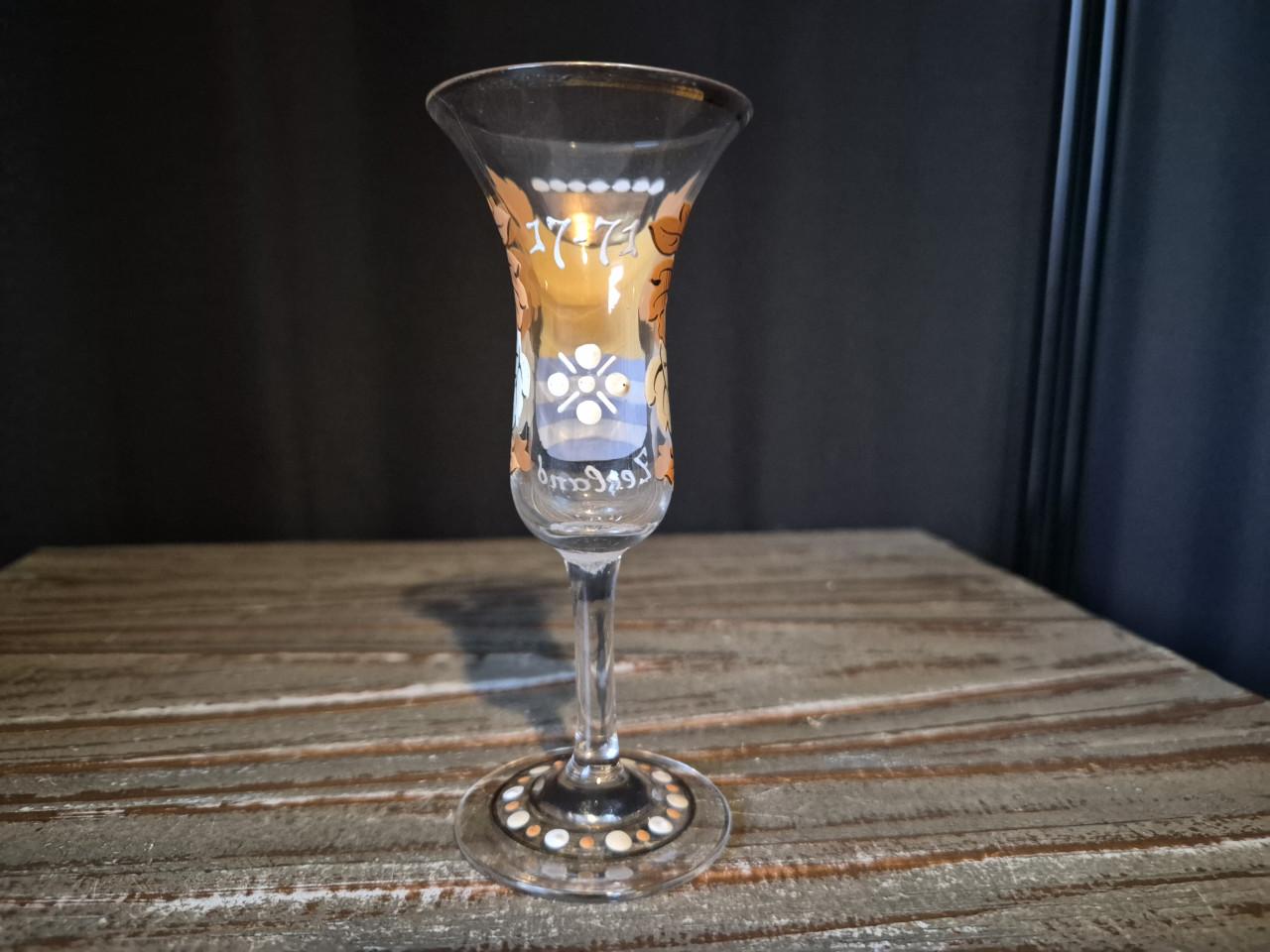 18e eeuws geëmailleerd borrel/likeurglas "Zeeland 1771"