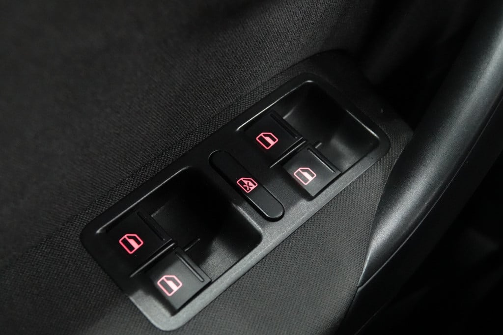 Volkswagen Polo 1.4-16v highline | carplay | cruise | xenon | pdc |