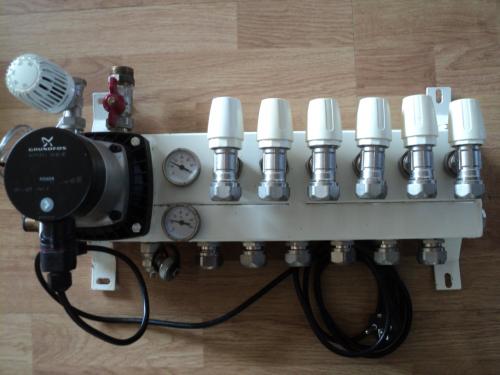 Vrijwel nieuwe 6 groep verdeler vloerverwarming Energie zuinig