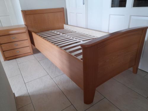 Senioren bed  met nachtkastje 90 x 200 ( in goede nette staat )