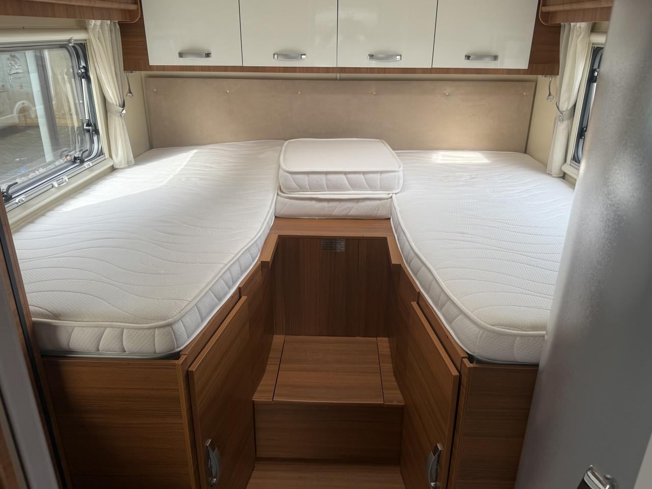 Elnagh Baron 73 ( 2x lengtebedden,heftbed,garage,zeer netjes )