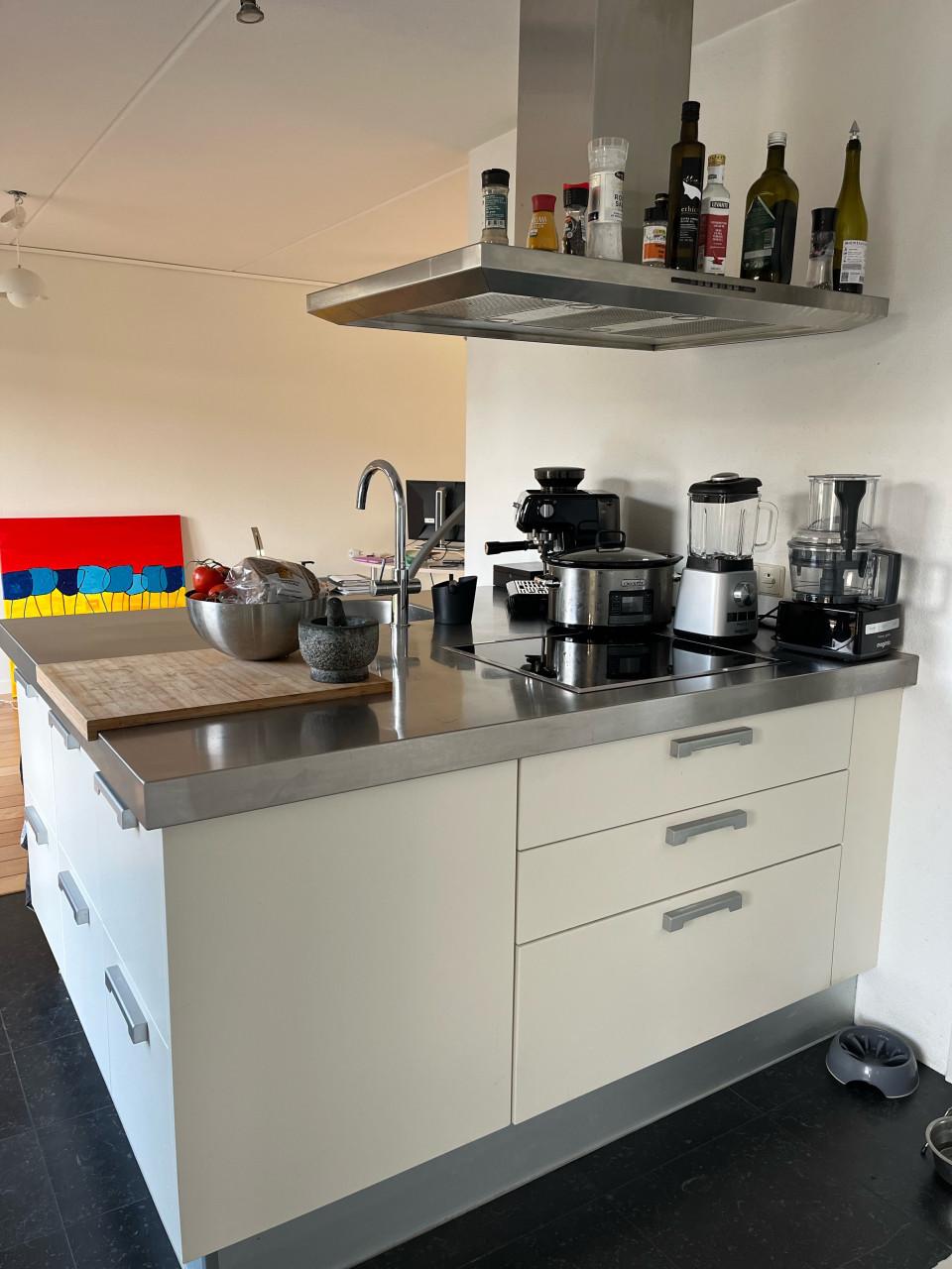 Kookeiland van het merk Composit, met rvs aanrechtblad en inbouwapparatuur