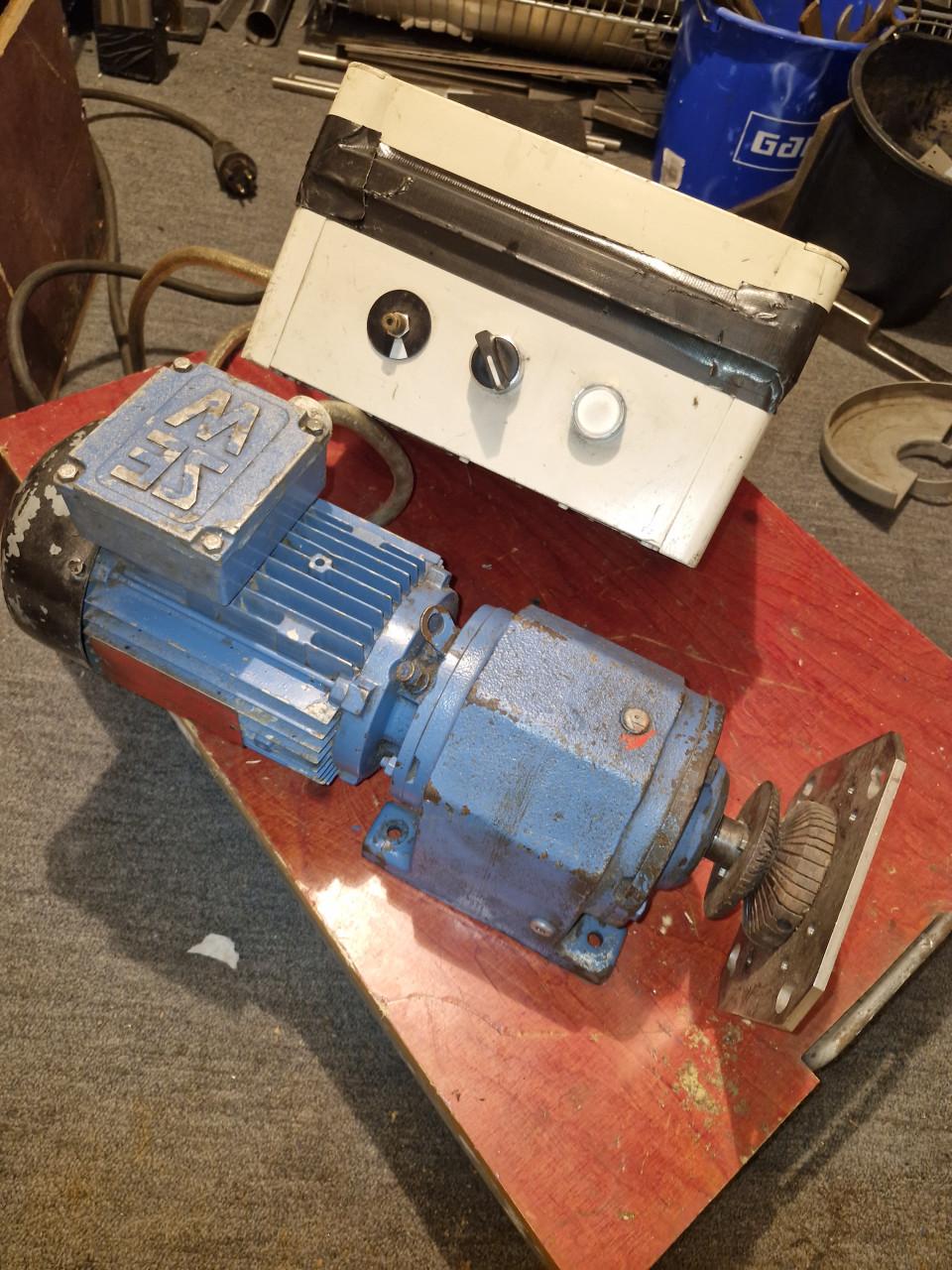 Te koop zware elektrische motor met vertragingskast 220v