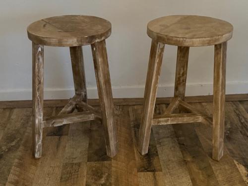 2 houten krukjes