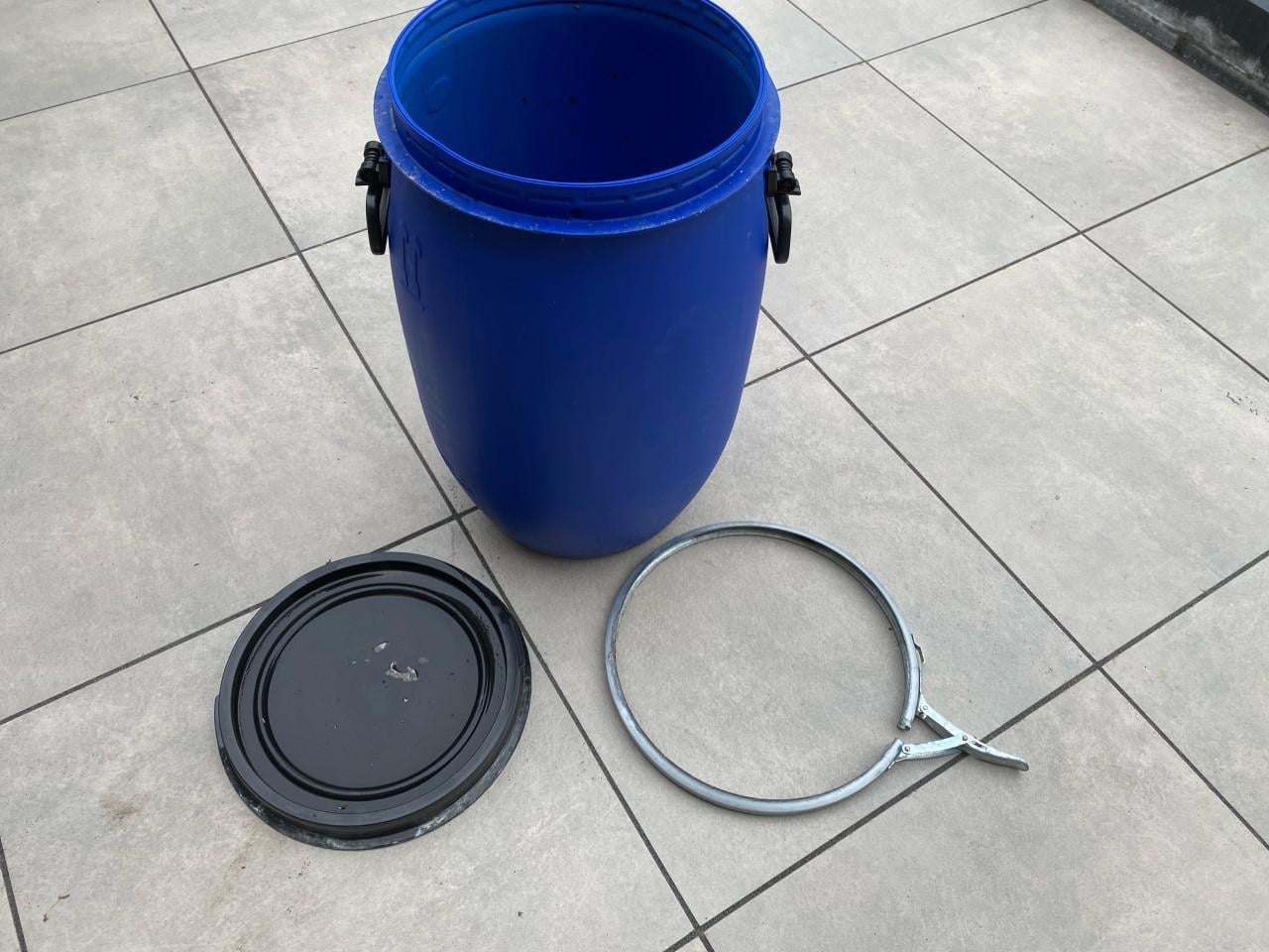 Blauwe kunststof vaten 60L met klemdeksel