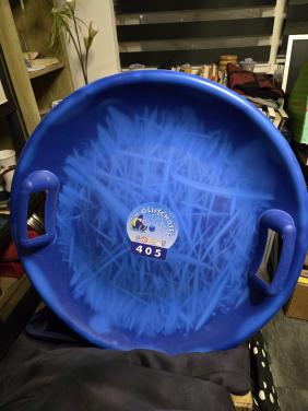 Blauwe glijschotel (ook bekend als snow disc of slee), diameter 60 cm.