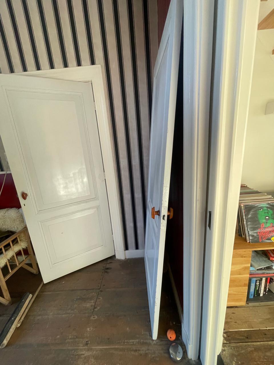 Houten deur binnen van 100 jaar oud huis