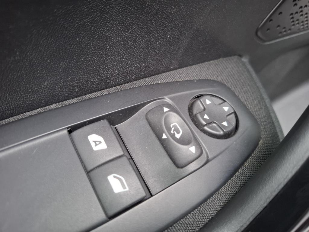 Peugeot 208 1.2 signature nav/airco/cruise/park