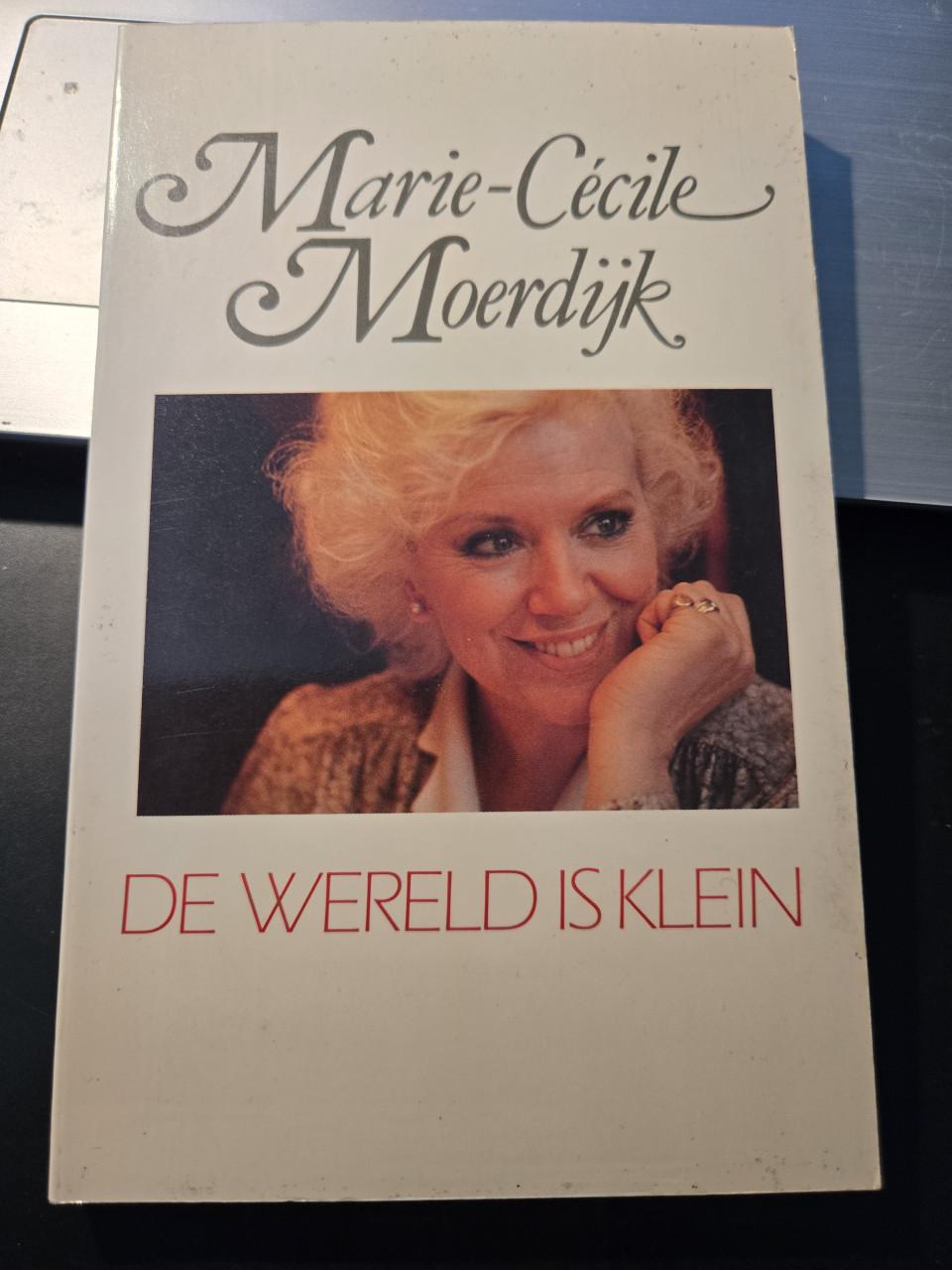Boek: De wereld is klein ; Marie-Cecile Moerdijk 1990 1e druk