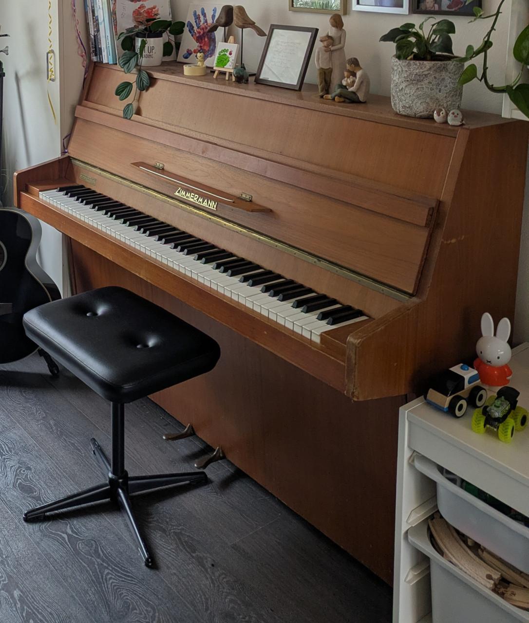 Piano met gebruikssporen, gratis af te halen
