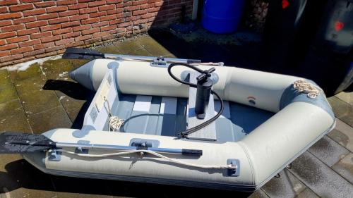 Tekoop opblaasboot met buitenboordmotor