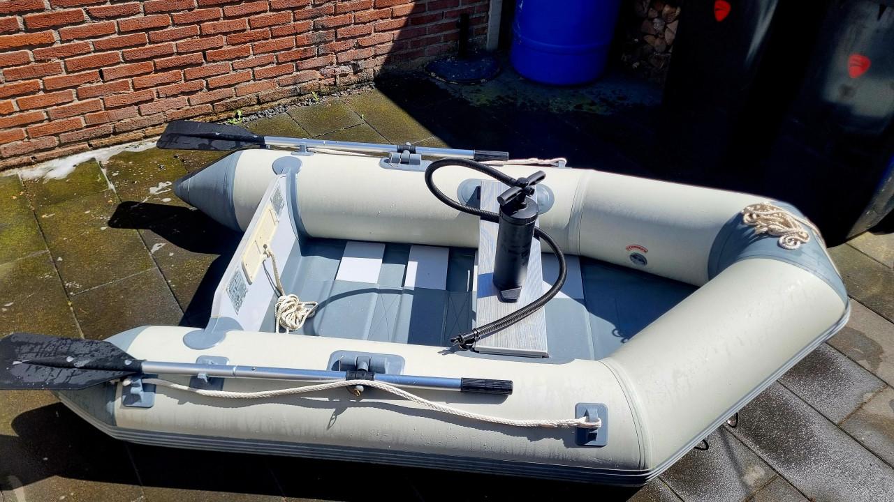Tekoop opblaasboot met buitenboordmotor