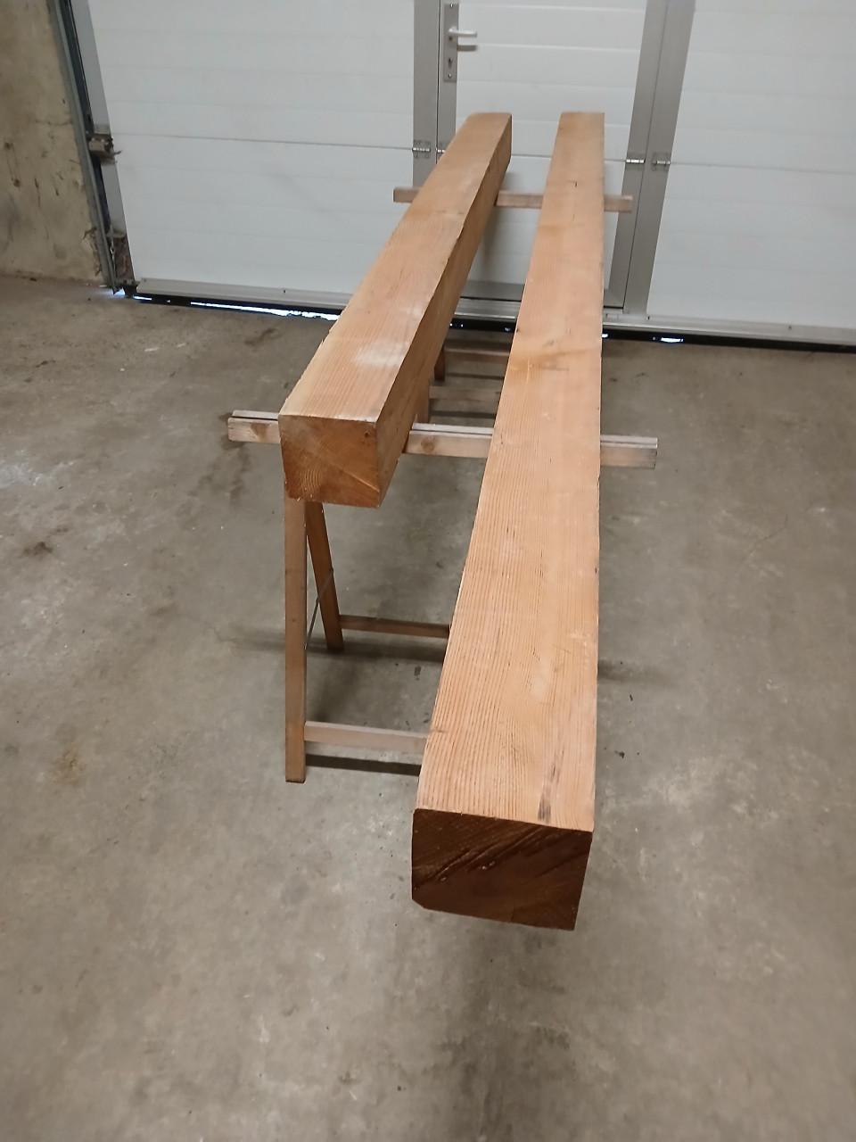 2 Dikke houten Douglas tuin palen van 15x15cm.