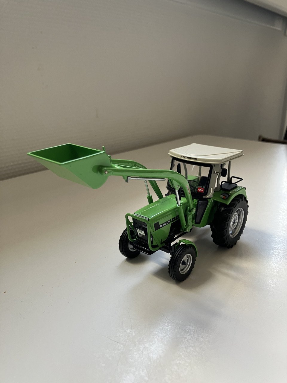 Deutzminiatuur 4007 met voorlader