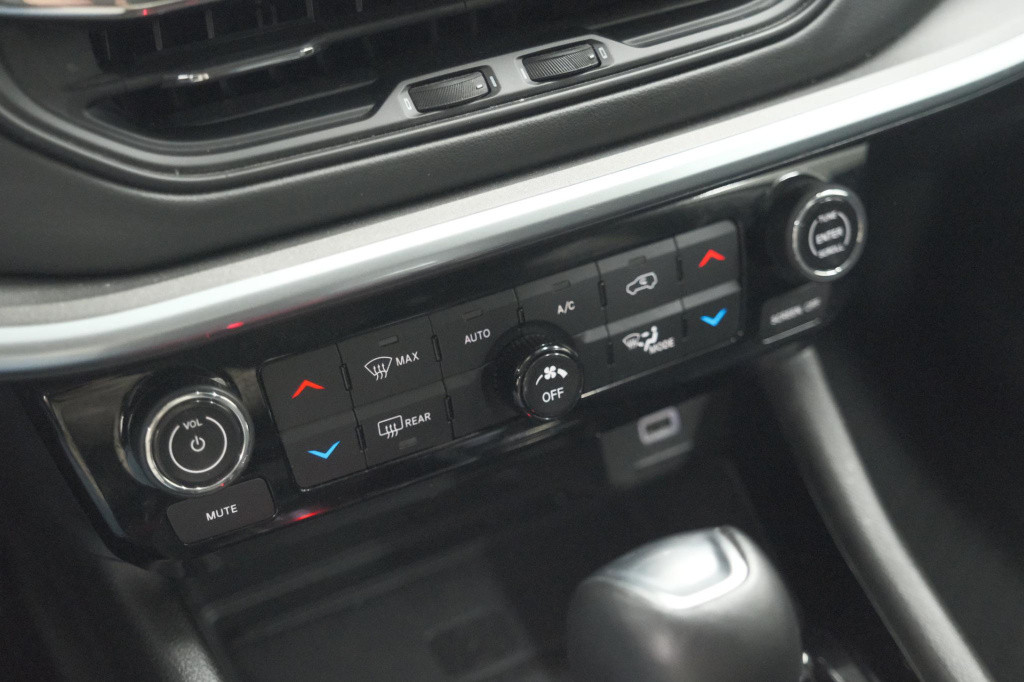 Jeep Compass 4xe 190 plug-in hybrid electric night eagle | camera | apple c